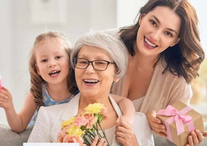 Idées-de-cadeaux-d-anniversaire-pour-sa-mamie-Comment-lui-faire-plaisir Five Women